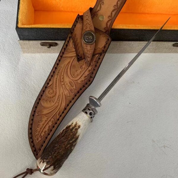 Handmade Damascus Hunting Knife by HikingElements - Stag Horn Fixed Blade Tool.